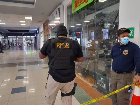 Procuraduria allanando Oficina de Préstamos. 