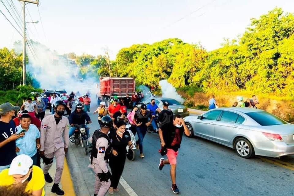 Gente corre por protesta en La Otra Banda