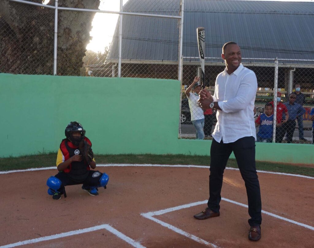 Adrián Beltré Pérez entrega campo de beisbol remodelado