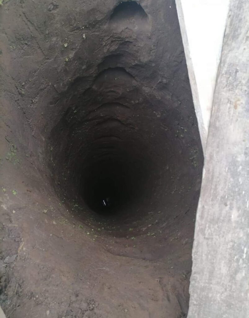 Rescatan niña que cayo en hoyo de letrina en Hato Mayor