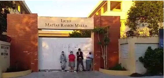 Desvinculados del liceo Matias Ramón Mella se encadenan en reclamo de prestaciones laborales
