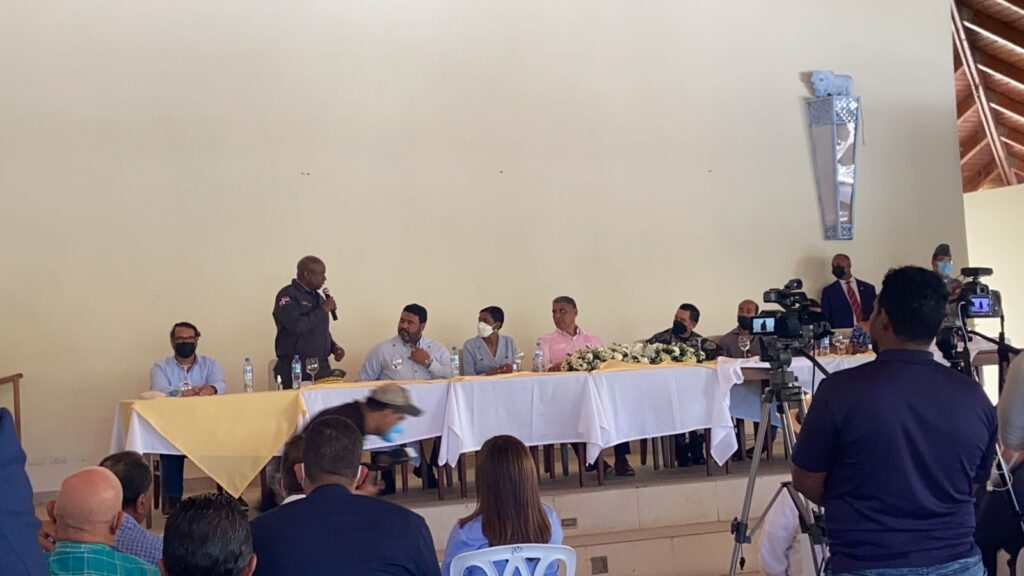 Interior y policía sostienen encuentro con ganaderos de Higüey