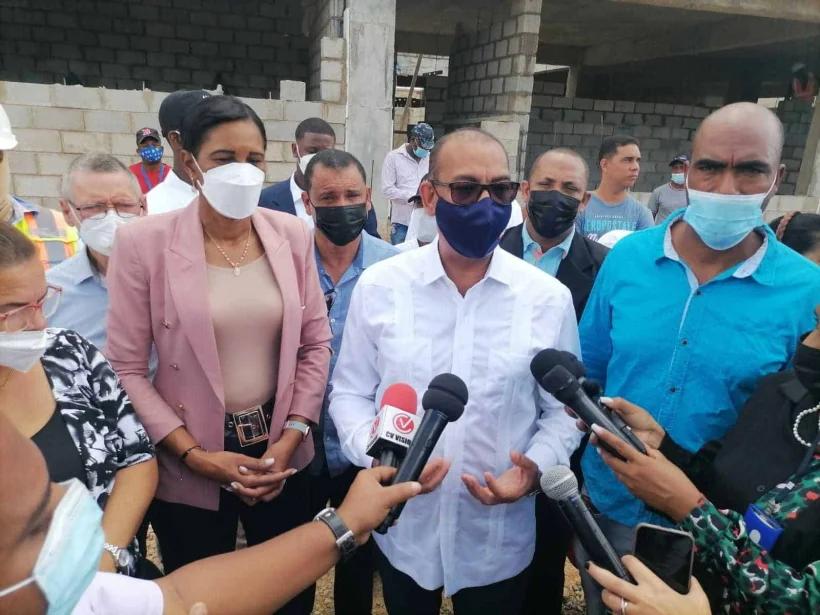 Ministro de Obras Públicas al centro