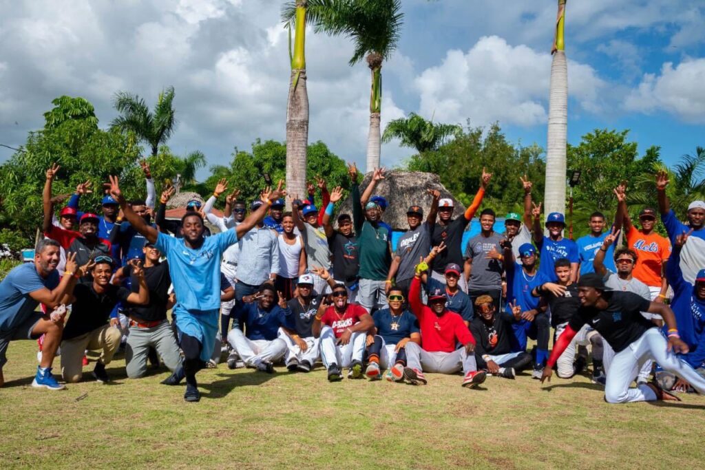 Cholitin junto con prospectos altagracianos de MLB