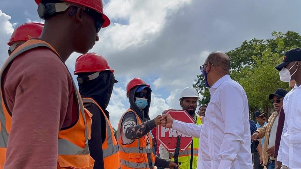 Deligne Ascención supervisa trabajos en La Altagracia