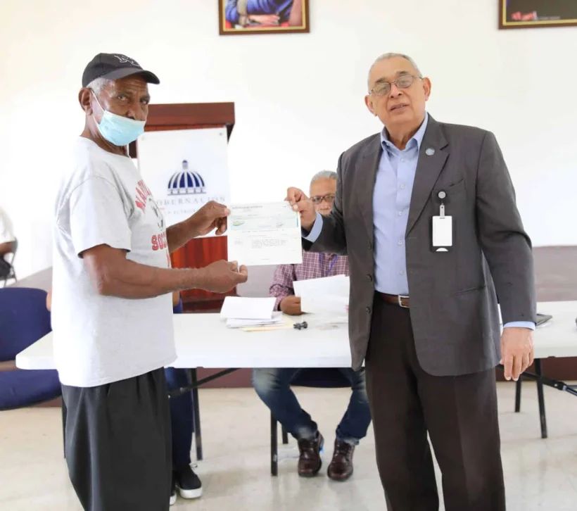 IAD entrega mas de cuatro millones de pesos a parceleros de Higüey