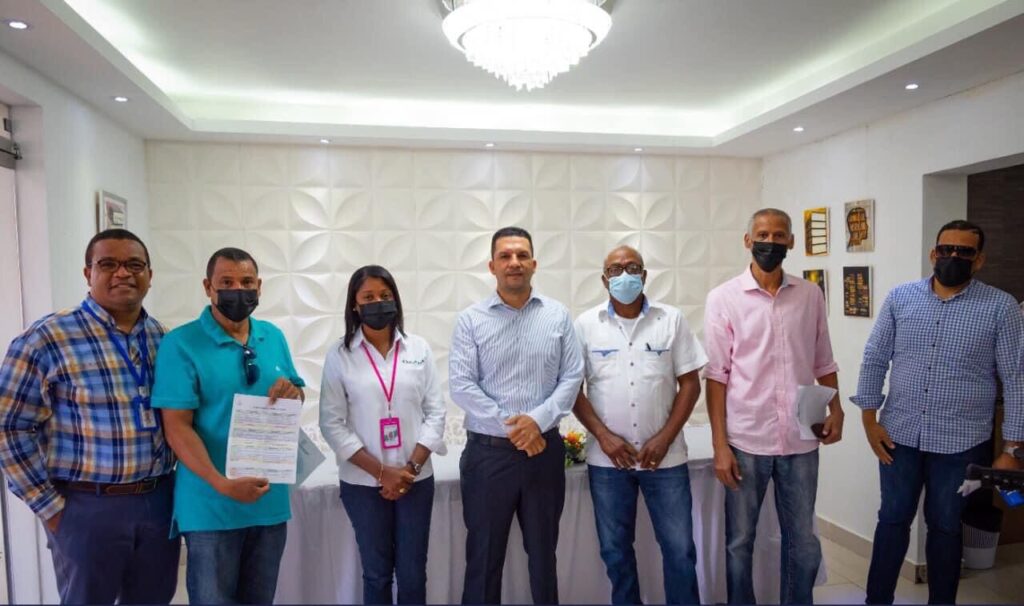 Alcandía de Higüey entrega cheques de Obras Presupuesto Participativo