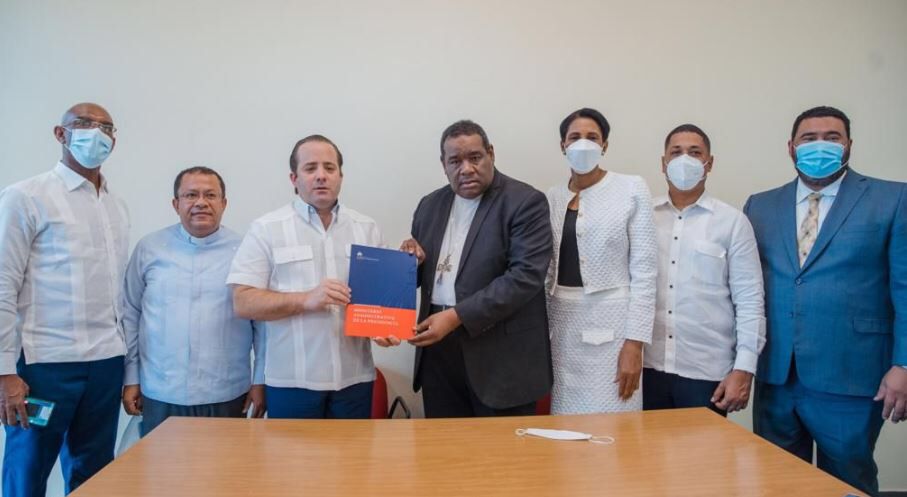José Paliza entrega fondos a Caritas Diocesanas