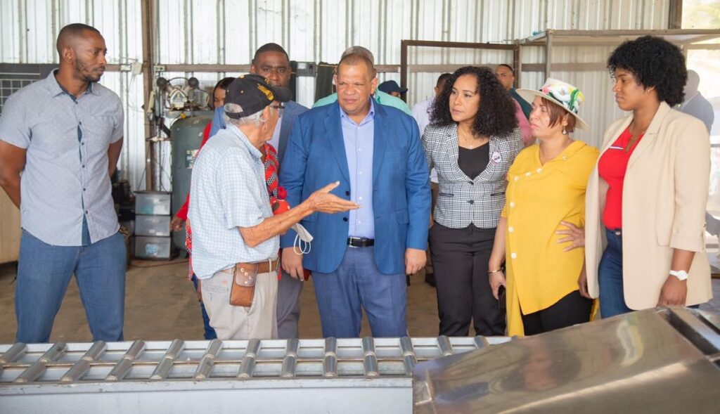 Alcalde Carlos Guzmán en empresa de Monte Plata