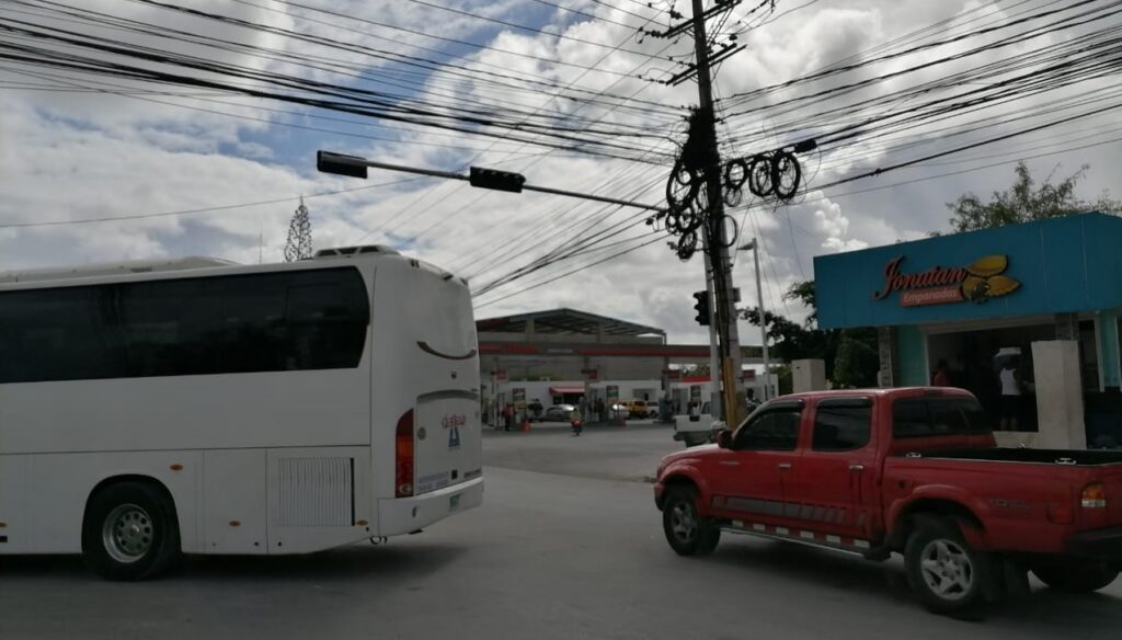 Semáforo cruce de Verón