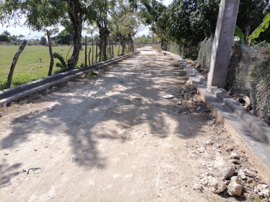 Ayuntamiento y MOPC hacen contenes para asfaltado en El Cajuil