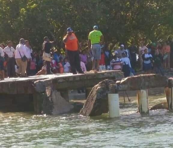 Colapsa vieja estructura del Muelle de Samaná dejando dos heridos