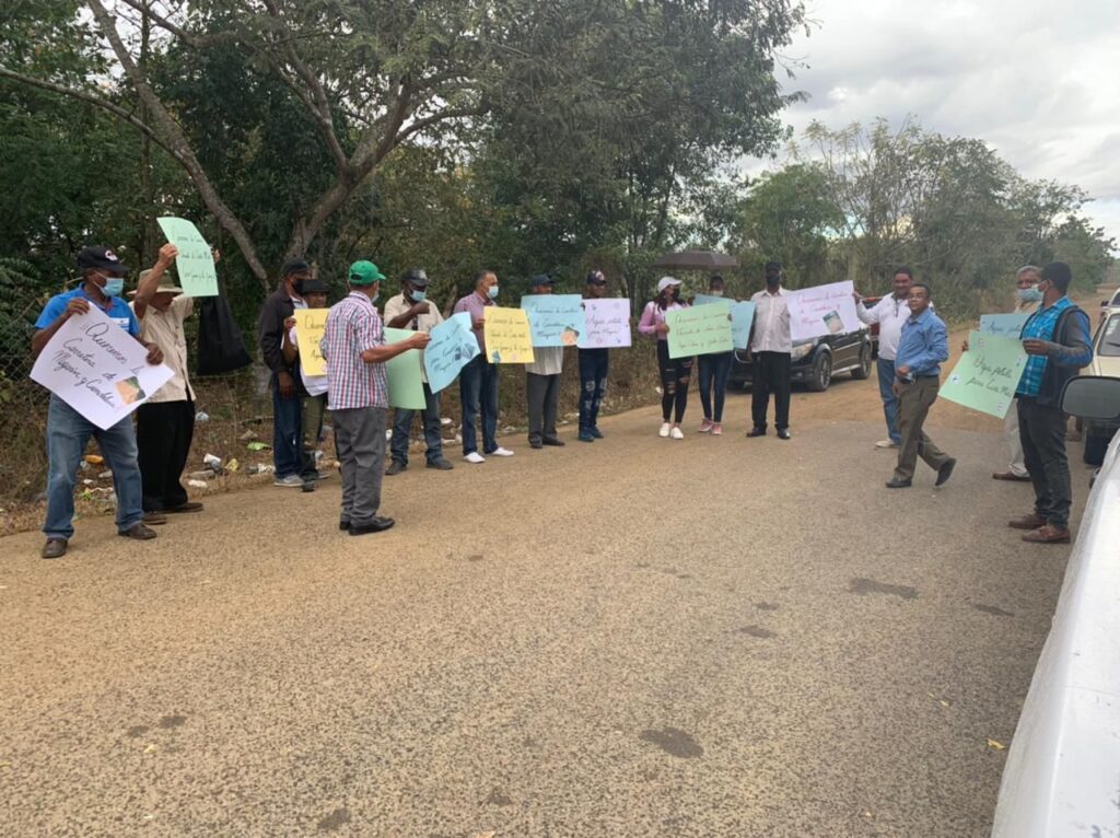 Comunitarios de Magarín y Candelaria solicitan arreglos de calles en El Seibo.