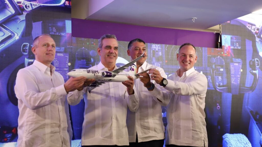 Abinader inaugura aerolínea dominicana ARAJET