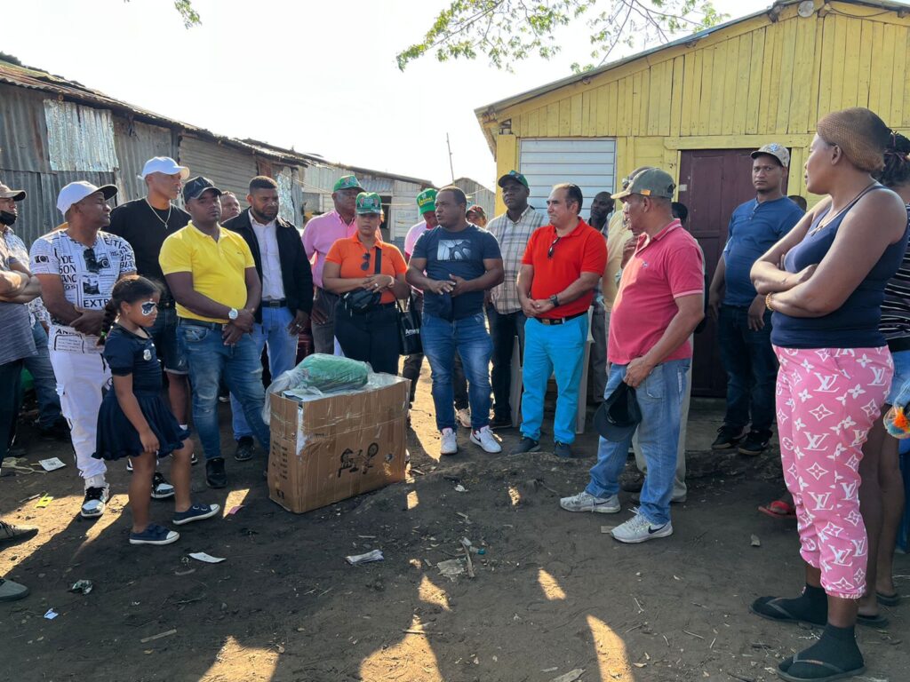 Dirigente comunitario Víctor Pavón y municipes de Guaricano