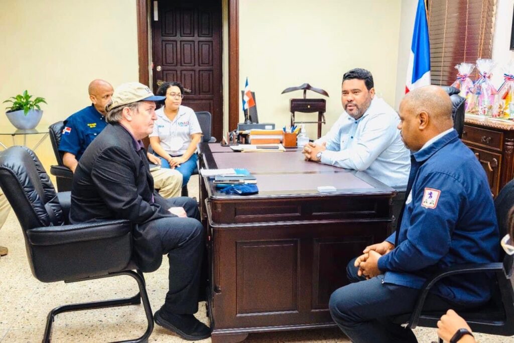 Alcalde de Higüey recibe visita de representantes USAID