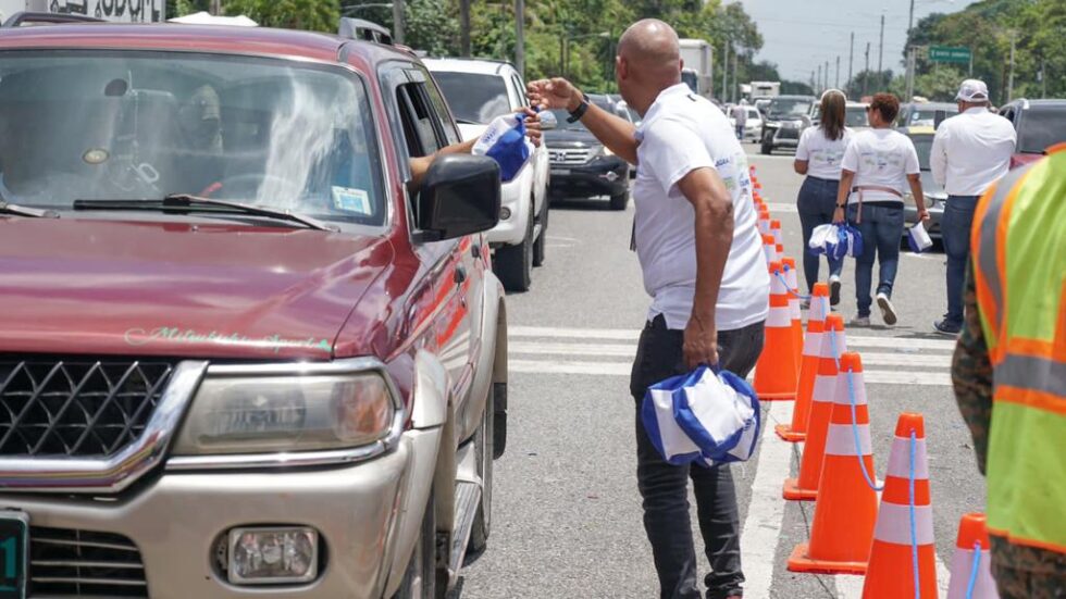 Equipo de Propeep entrega de Kits semana santa 2022