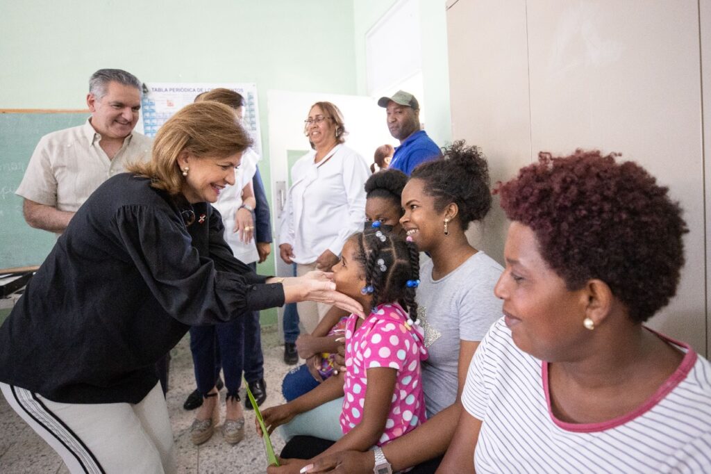 Vicepresidenta con la gente con programa Primero Tú
