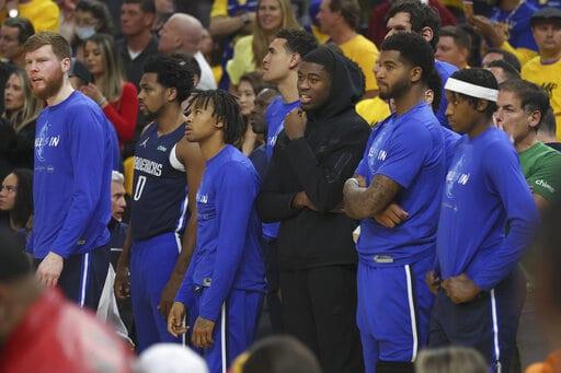 NBA, banca de los Maverick parada durante juego
