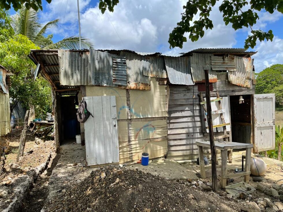 Diputado entrega casa reconstruida en Block
