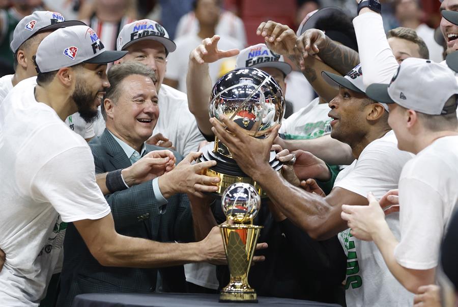 Al Horford recibe trofeo Boston Celtics