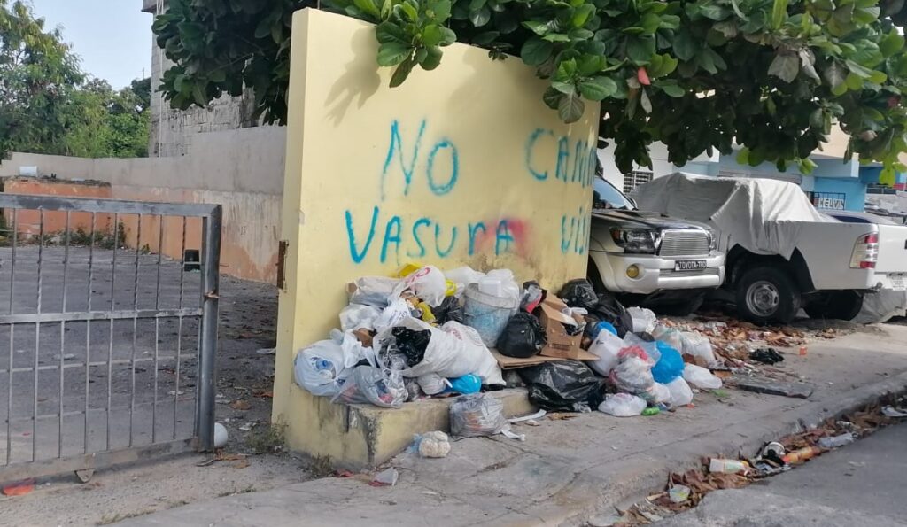 Basura arropa en Domingo Maiz