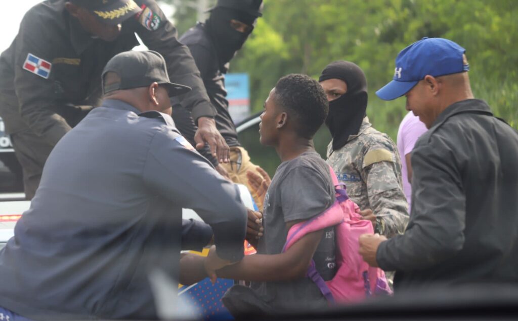 detienen 166 haitianos