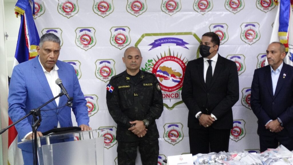 Agentes DNCD usa cámaras corporales, centro de monitoreo