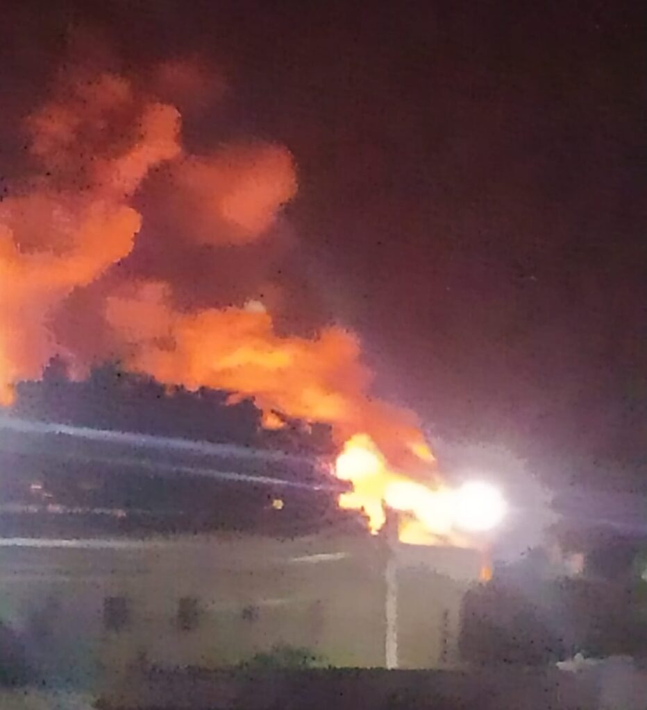 Incendio destruyó Comercial Reyito