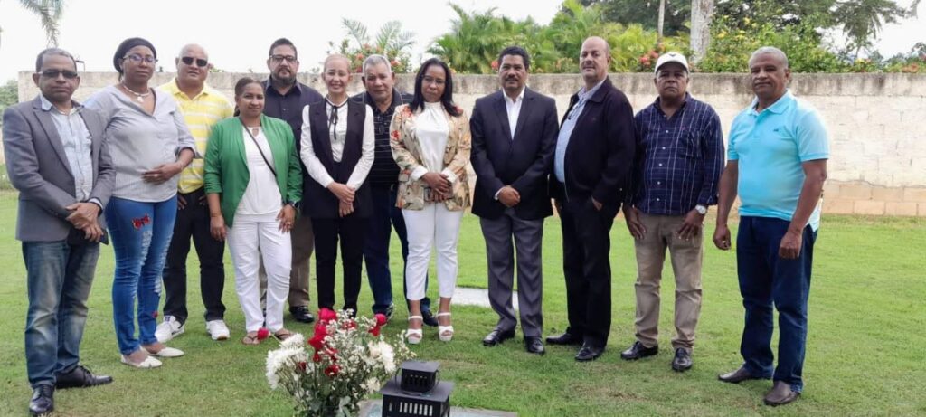 Alexandra Peña visita tumba de Domingo Jiménez