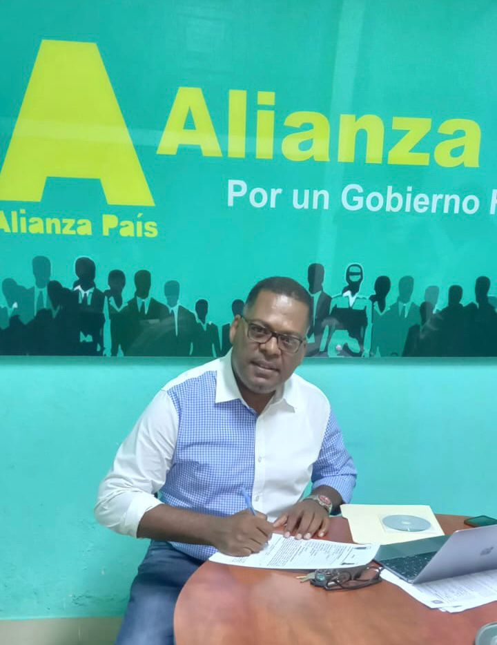 Robert Antonio Guerrero cuando inscribe su candidatura en la sede de Alianza País La Altagracia