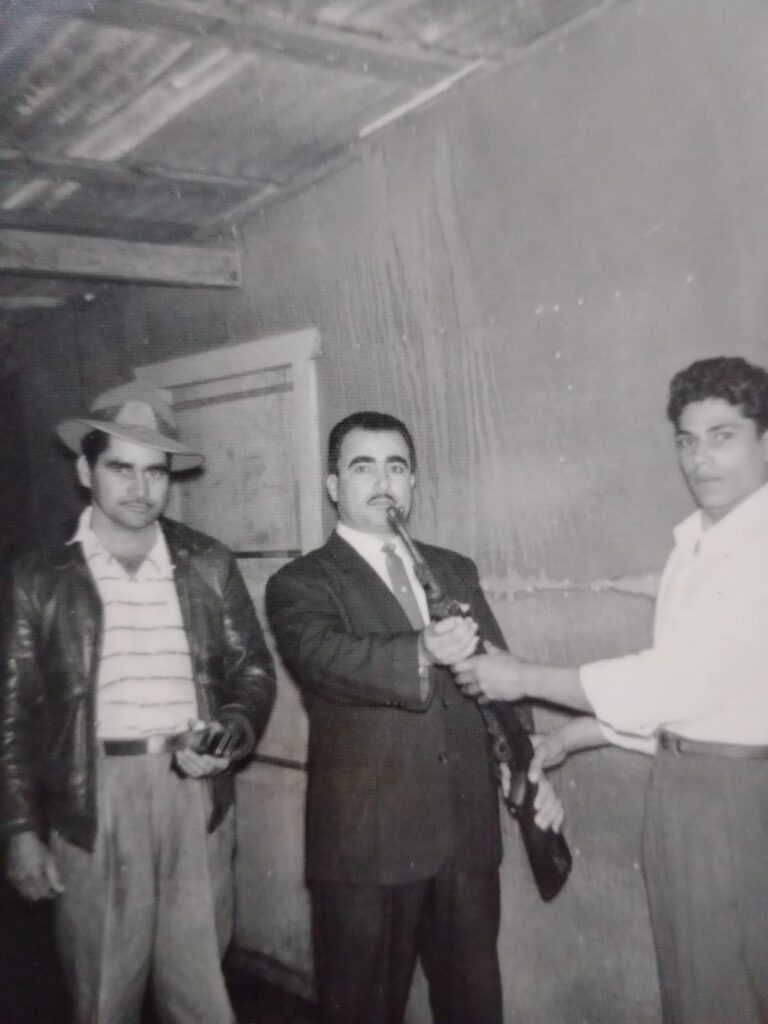 Foto de entrega arma Amado García Guerrero